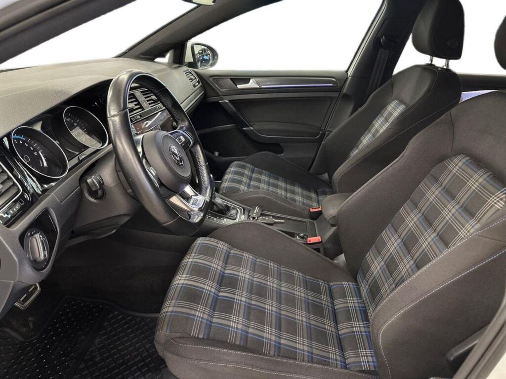 Volkswagen Golf 2019 Valkoinen