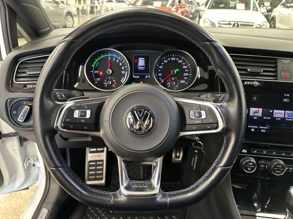 Volkswagen Golf 2019 Valkoinen