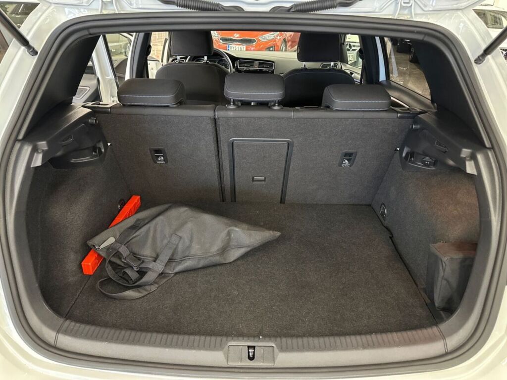 Volkswagen Golf 2019 Valkoinen