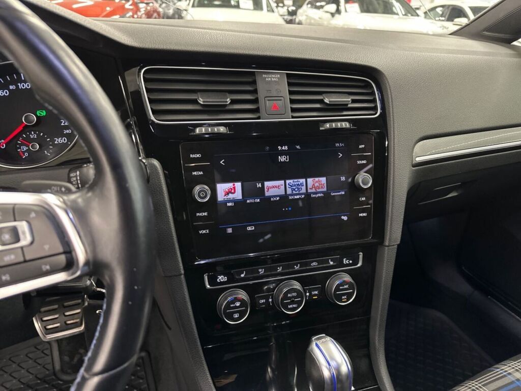 Volkswagen Golf 2019 Valkoinen