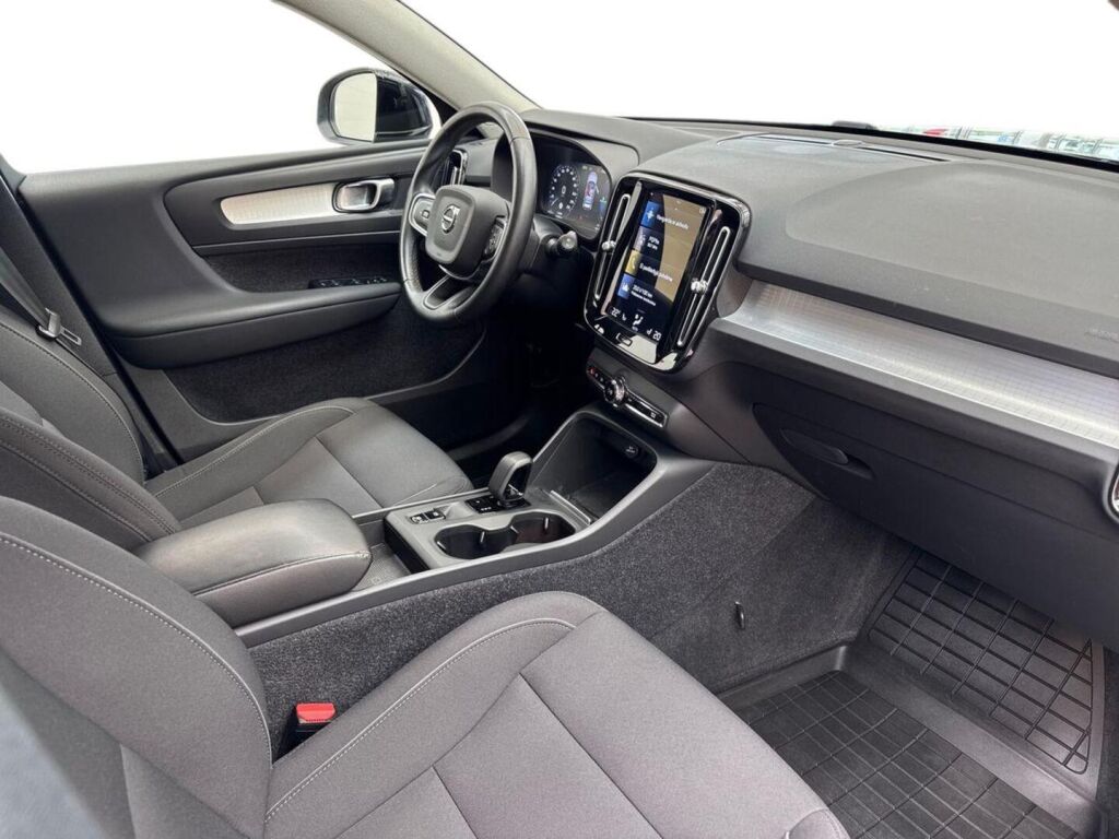 Volvo XC40 2022 Musta
