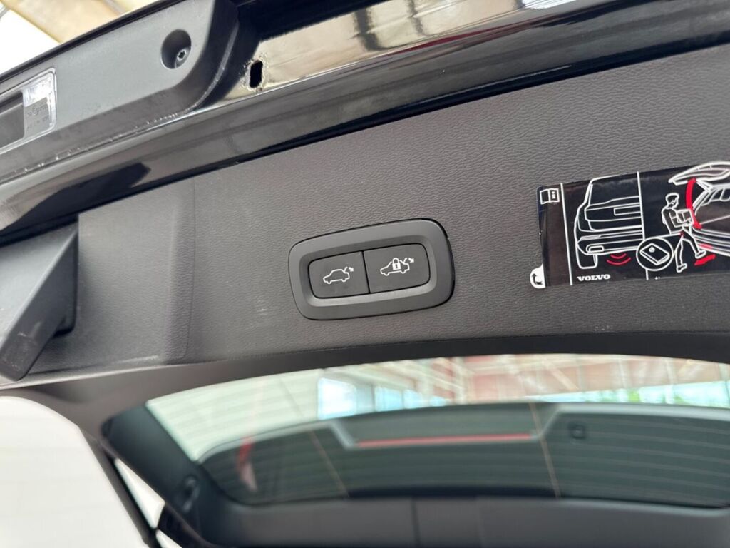 Volvo XC40 2022 Musta