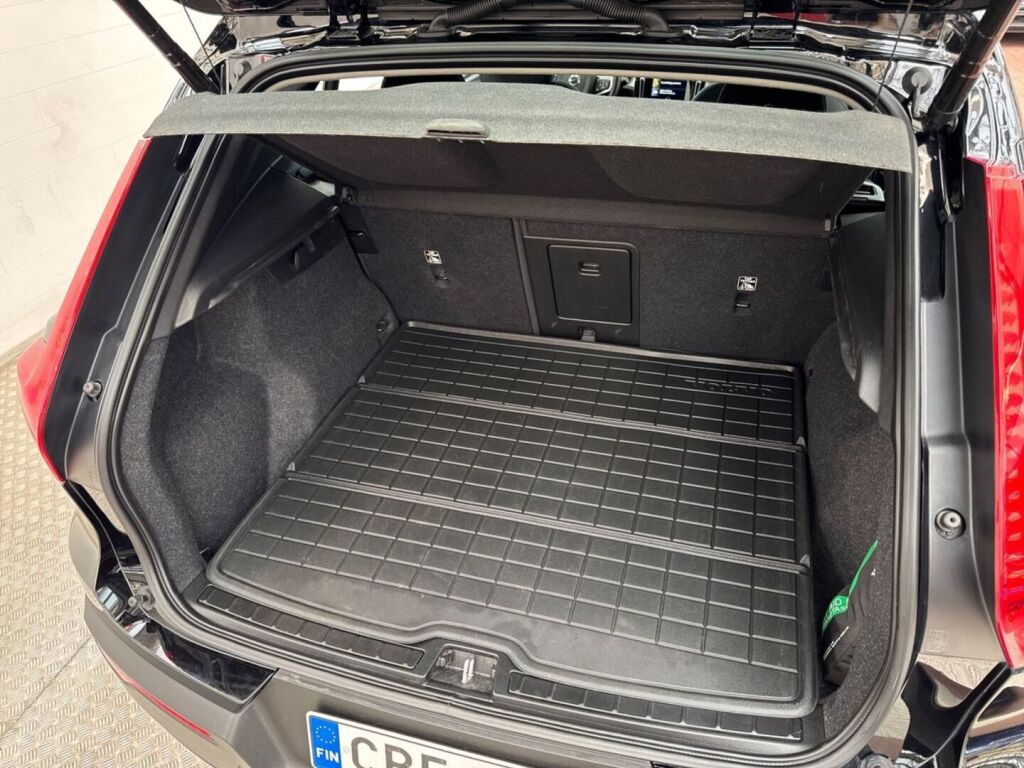 Volvo XC40 2022 Musta
