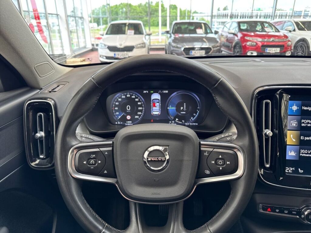 Volvo XC40 2022 Musta
