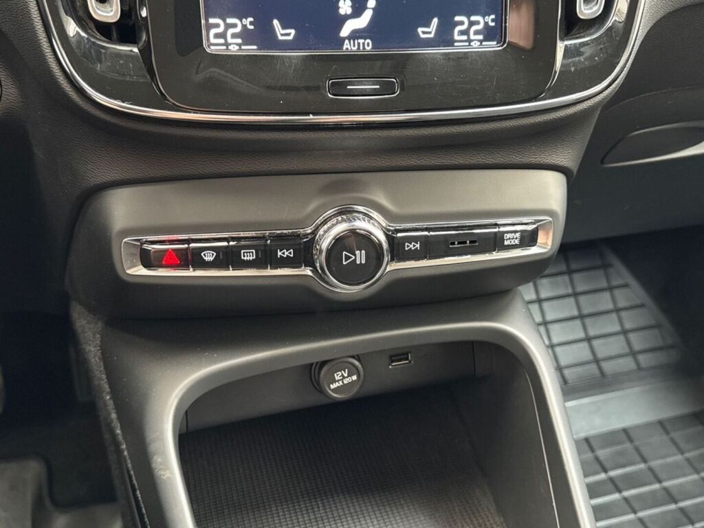 Volvo XC40 2022 Musta