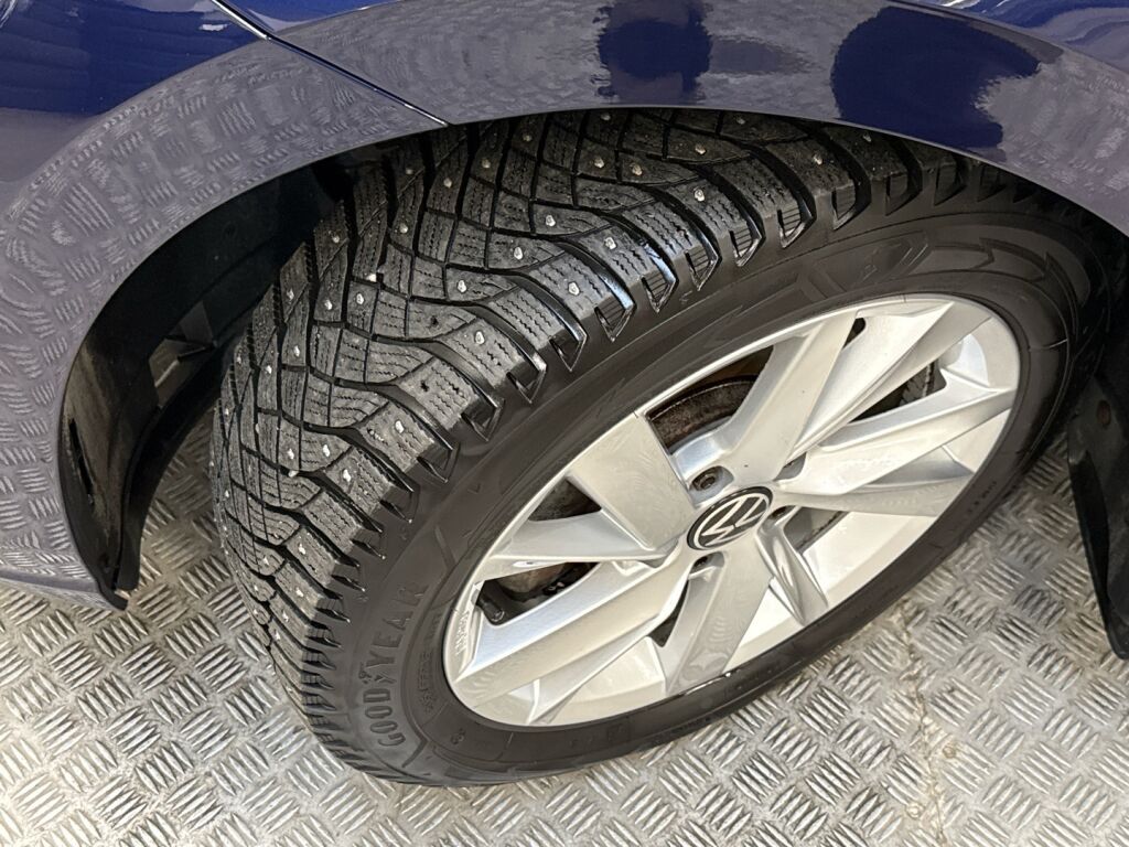 Volkswagen Golf 2022 Sininen