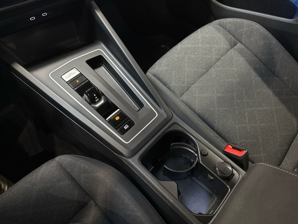 Volkswagen Golf 2022 Sininen