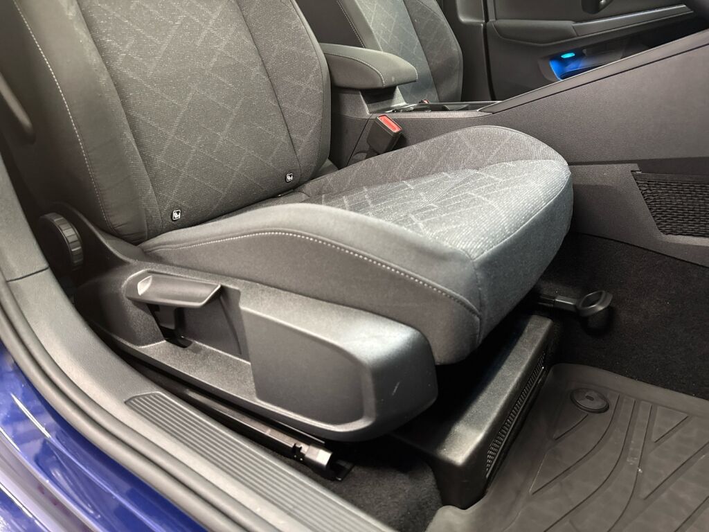 Volkswagen Golf 2022 Sininen