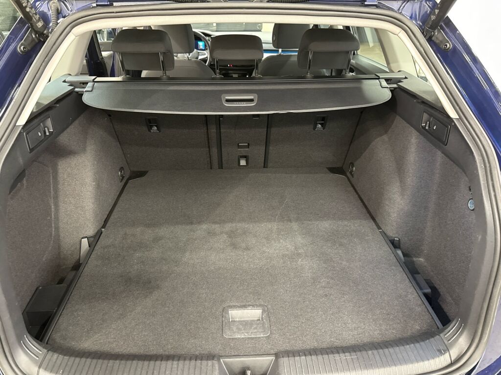 Volkswagen Golf 2022 Sininen