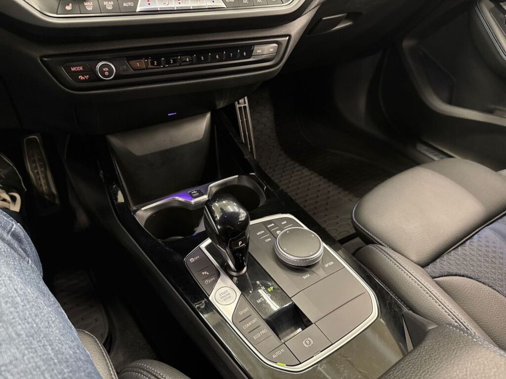 BMW 218 2022 Musta