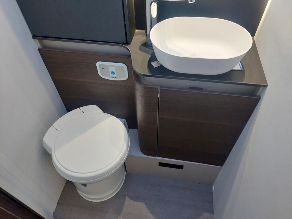 Adria Matrix Supreme 670 SL 2022 Harmaa