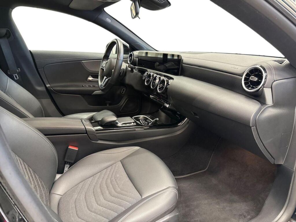 Mercedes-Benz CLA 2023 Musta