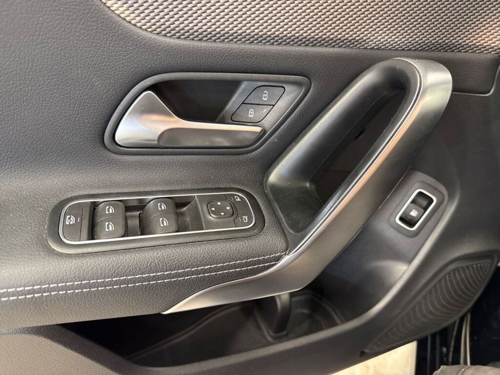 Mercedes-Benz CLA 2023 Musta