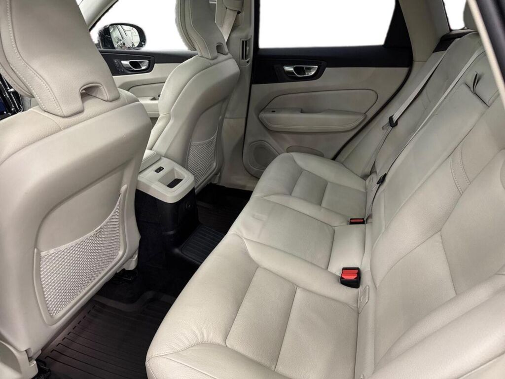 Volvo XC60 2023 Musta
