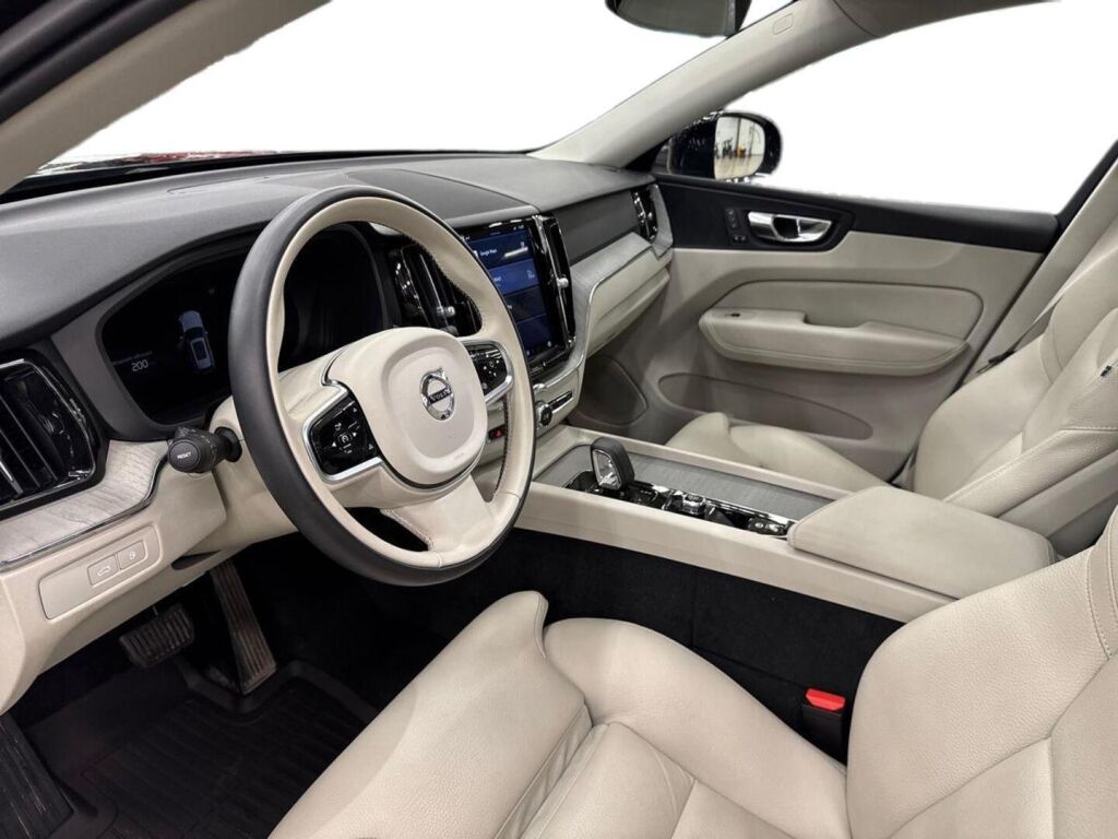 Volvo XC60 2023 Musta