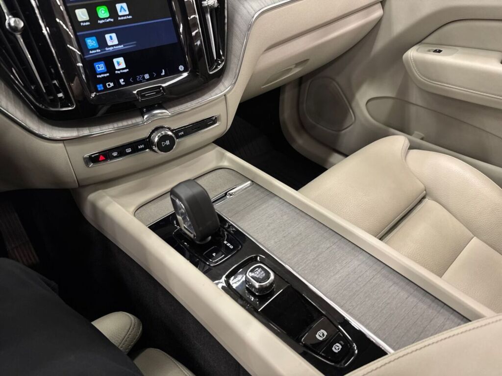 Volvo XC60 2023 Musta