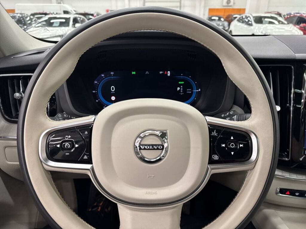 Volvo XC60 2023 Musta