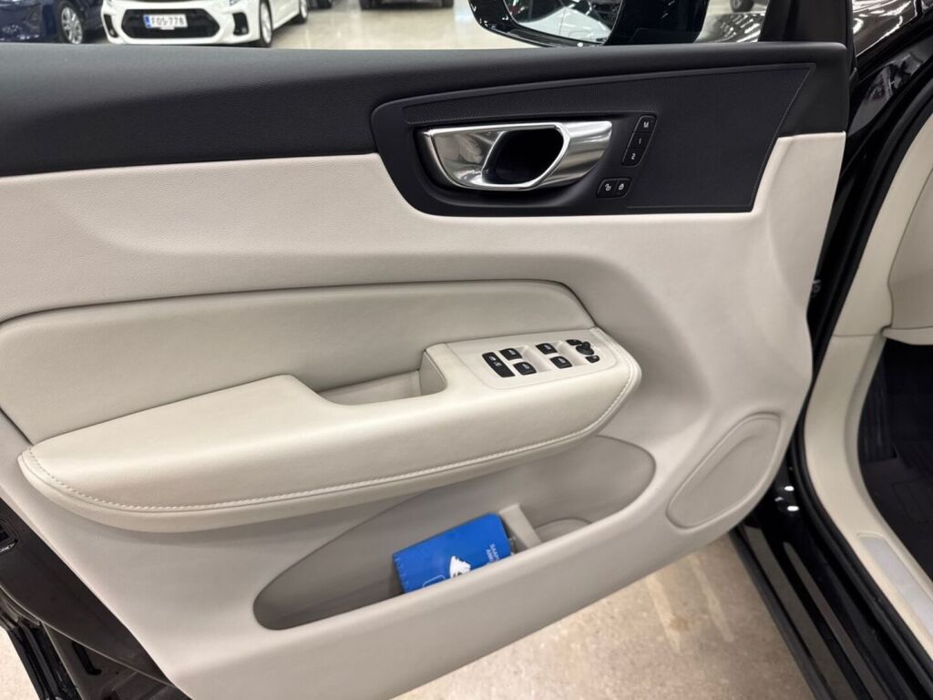 Volvo XC60 2023 Musta