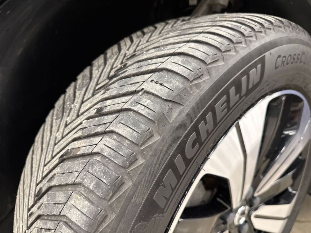 Volvo XC60 2023 Musta