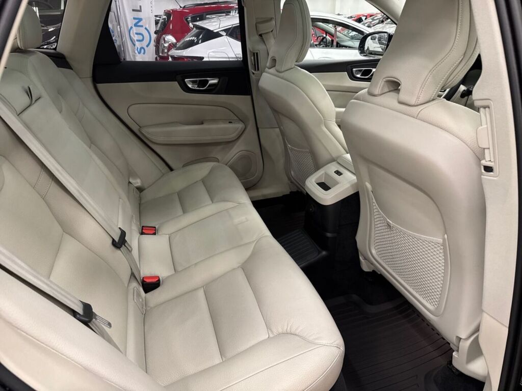 Volvo XC60 2023 Musta
