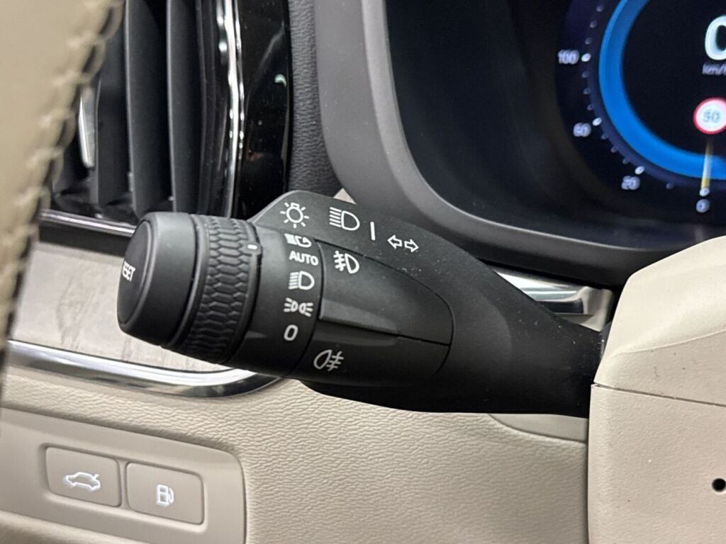 Volvo XC60 2023 Musta