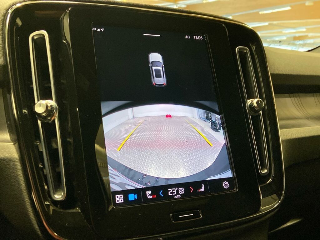 Volvo XC40 2023 Musta