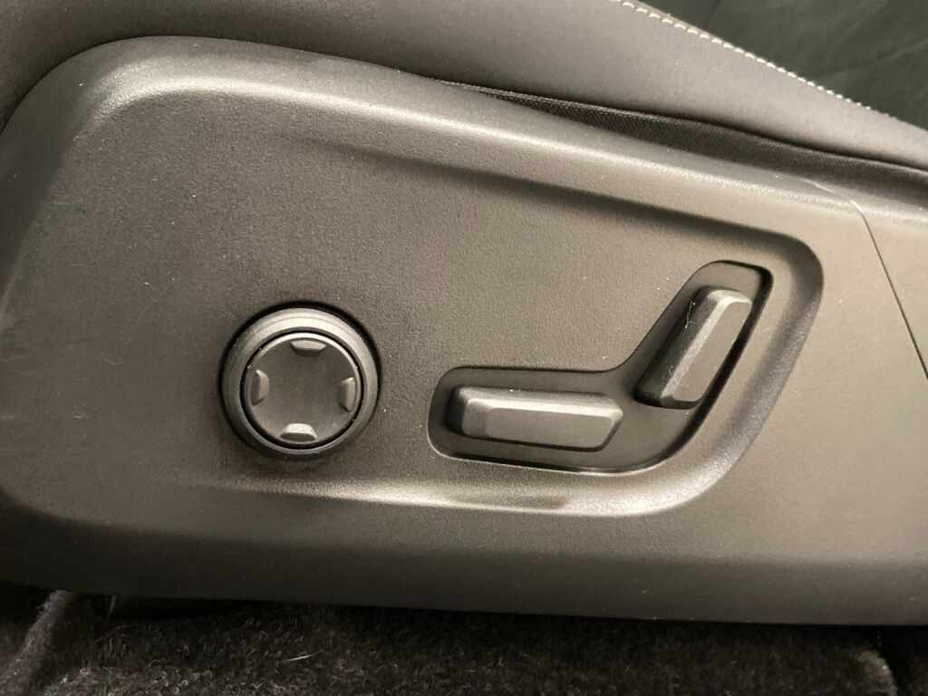 Volvo XC40 2023 Musta