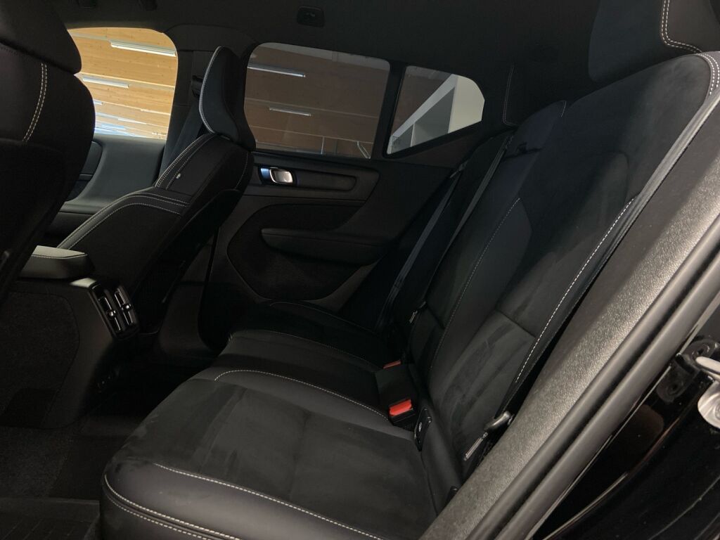 Volvo XC40 2023 Musta