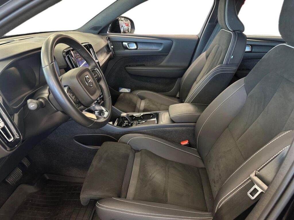 Volvo XC40 2023 Musta