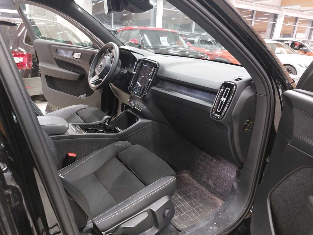 Volvo XC40 2023 Musta