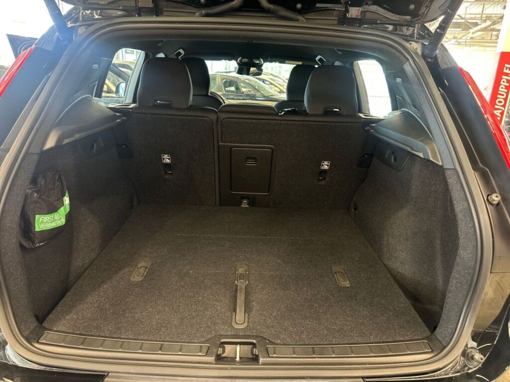Volvo XC40 2023 Musta