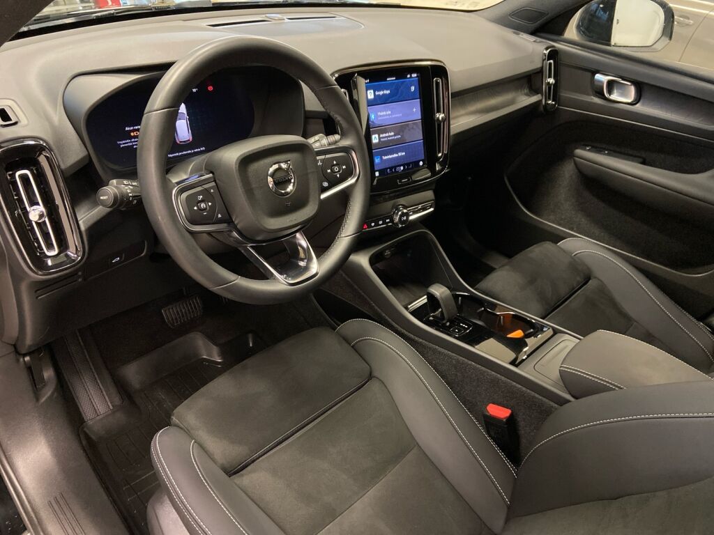 Volvo XC40 2023 Musta