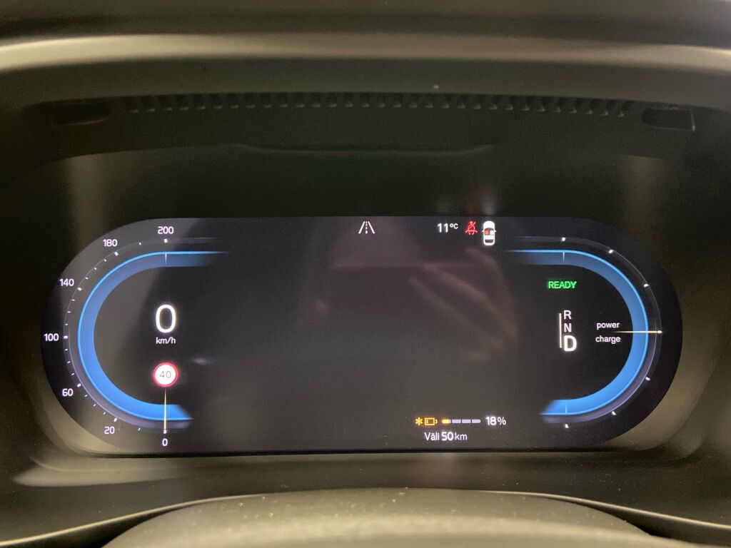 Volvo XC40 2023 Musta