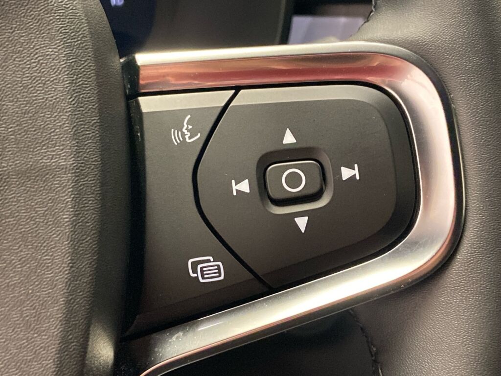 Volvo XC40 2023 Musta