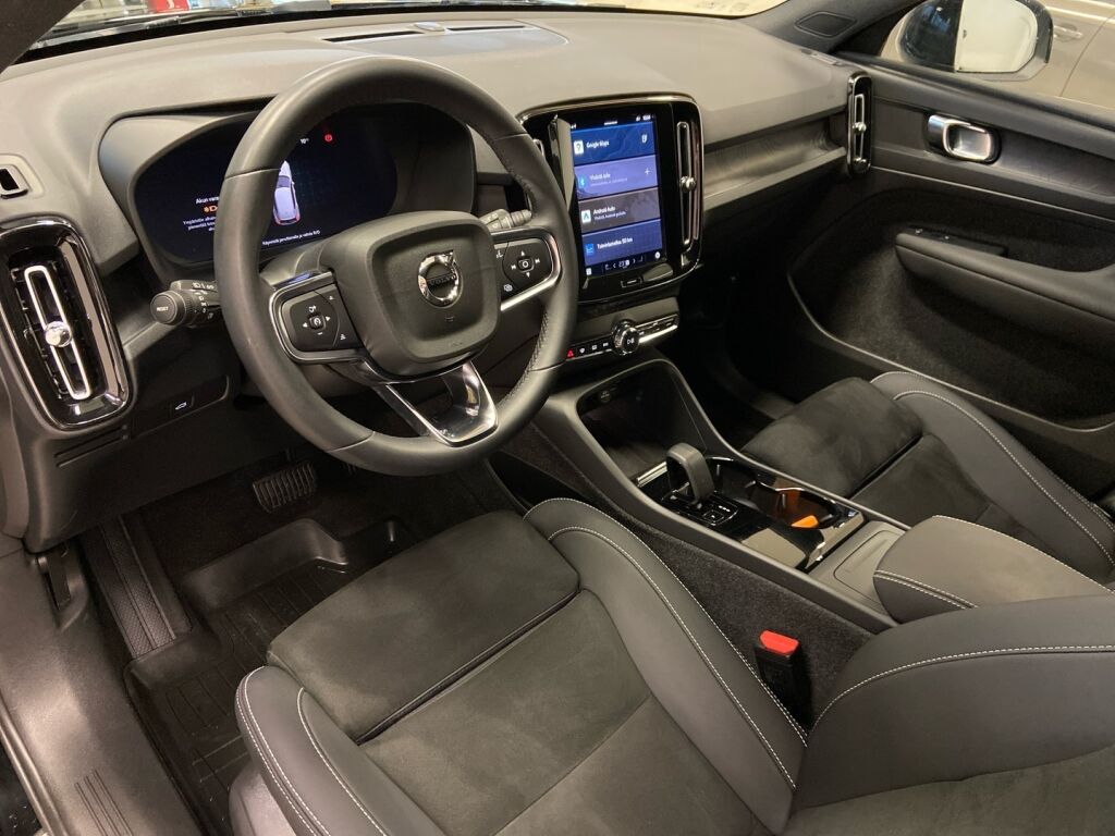 Volvo XC40 2023 Musta