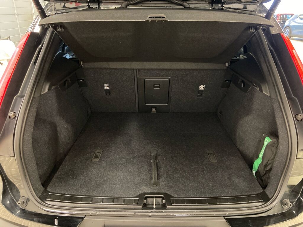 Volvo XC40 2023 Musta