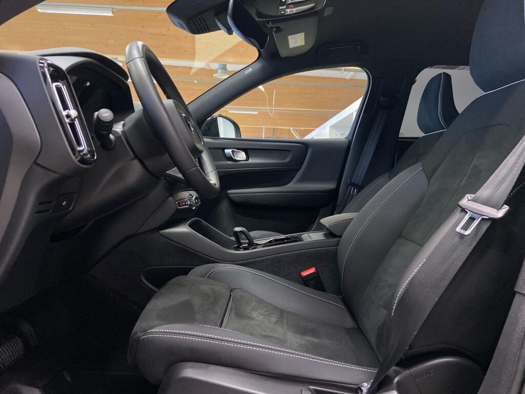 Volvo XC40 2023 Musta