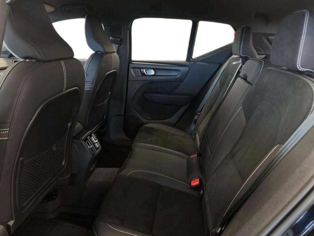 Volvo XC40 2023 Musta