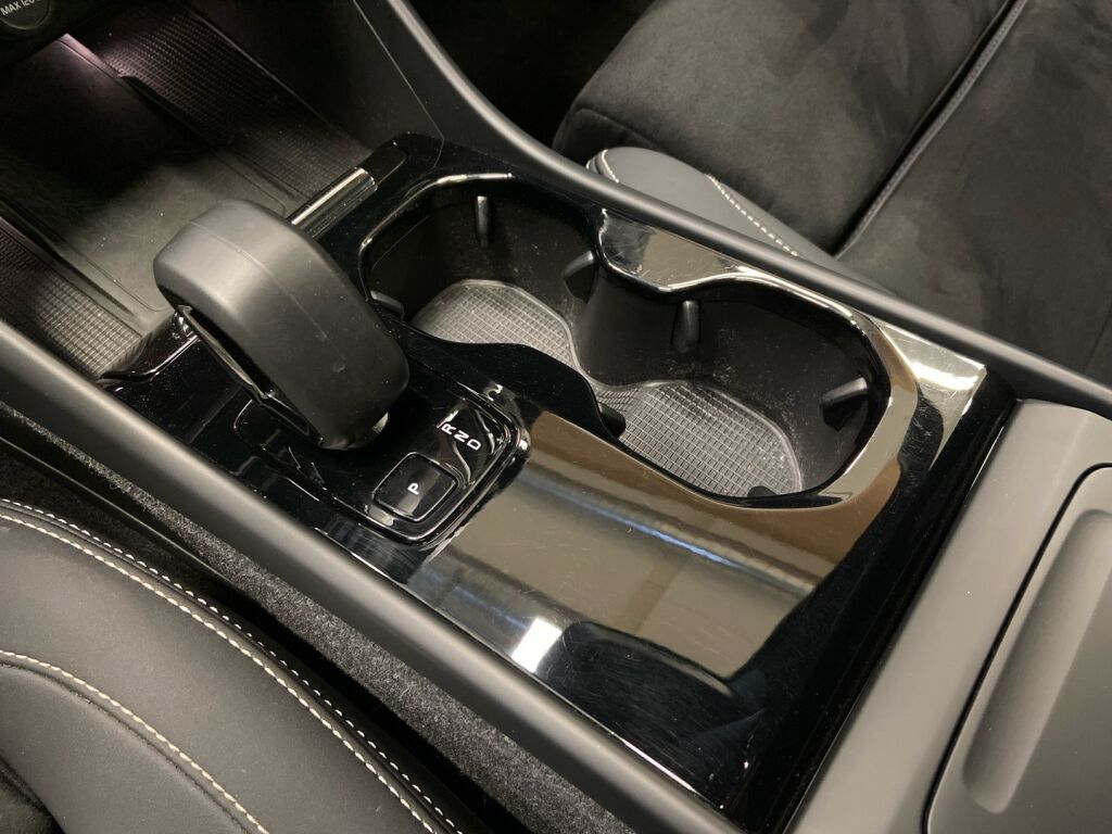 Volvo XC40 2023 Musta