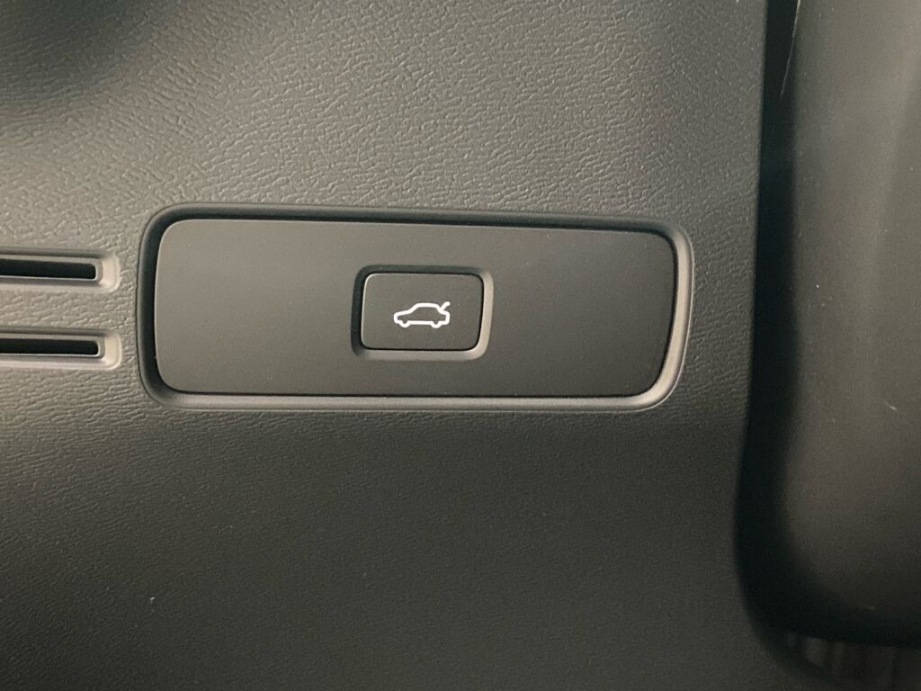 Volvo XC40 2023 Musta