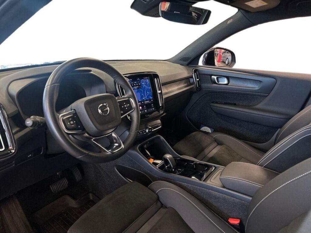 Volvo XC40 2023 Musta