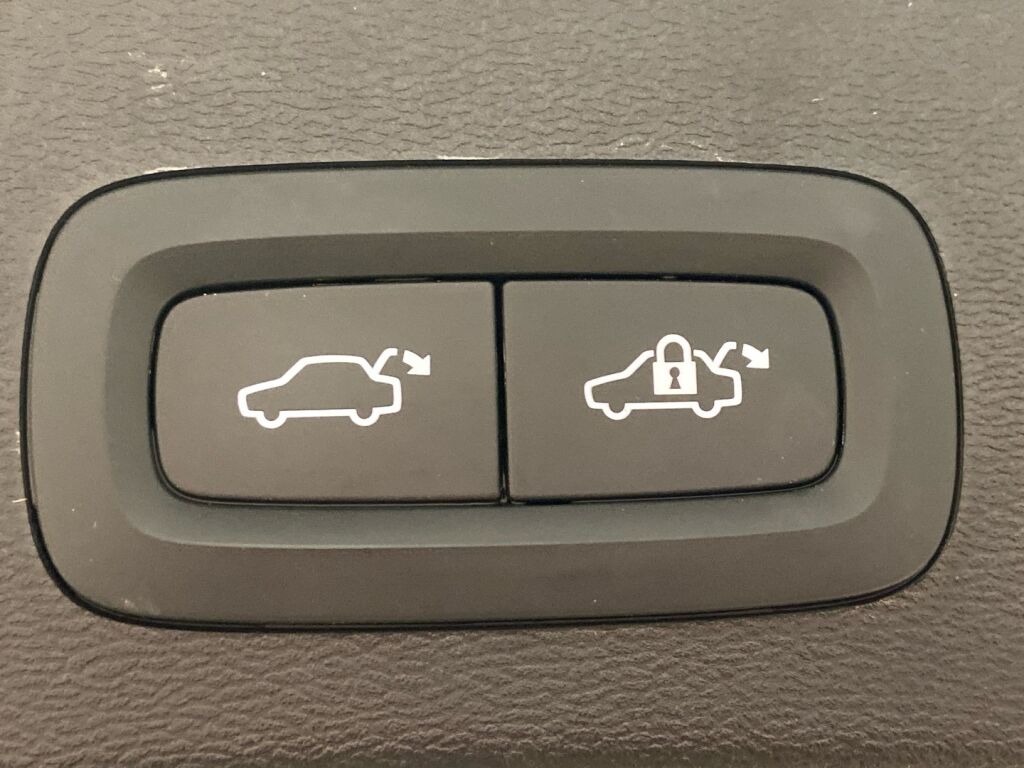 Volvo XC40 2023 Musta