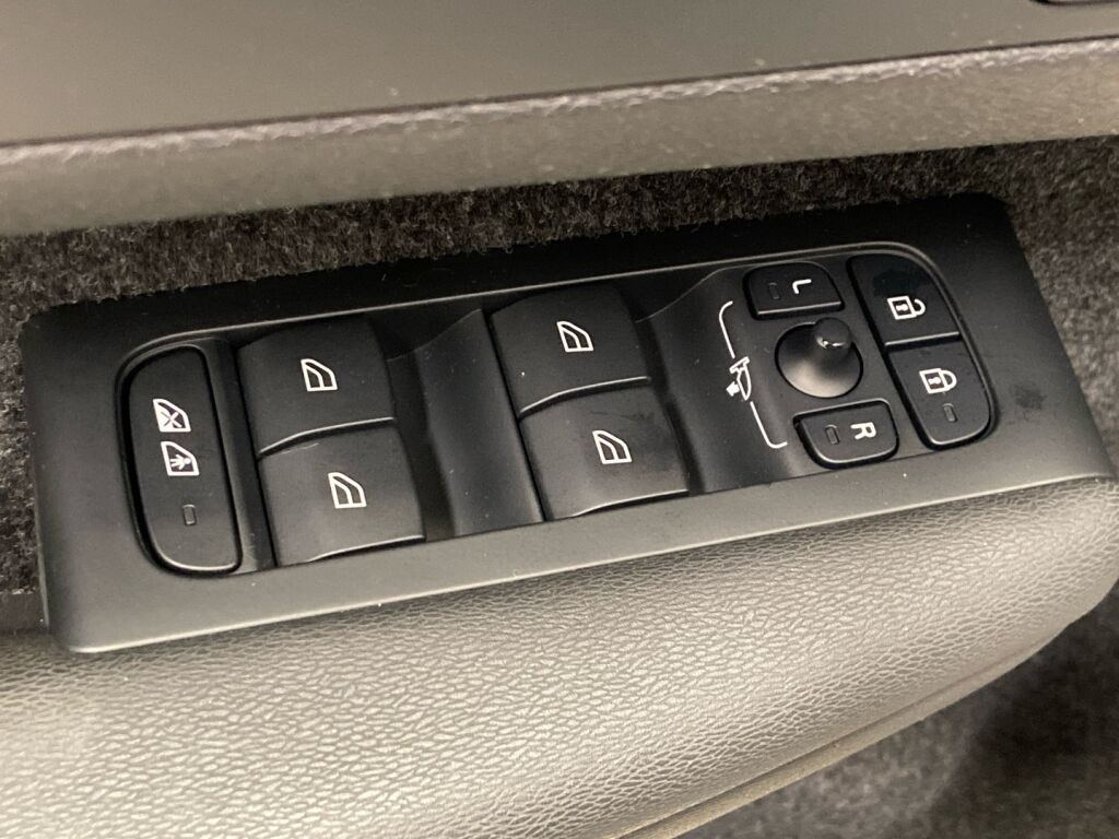 Volvo XC40 2023 Musta