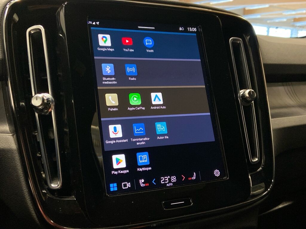 Volvo XC40 2023 Musta