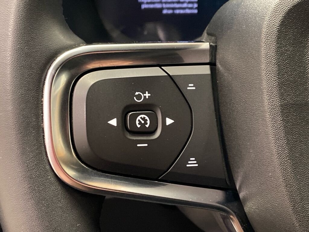 Volvo XC40 2023 Musta