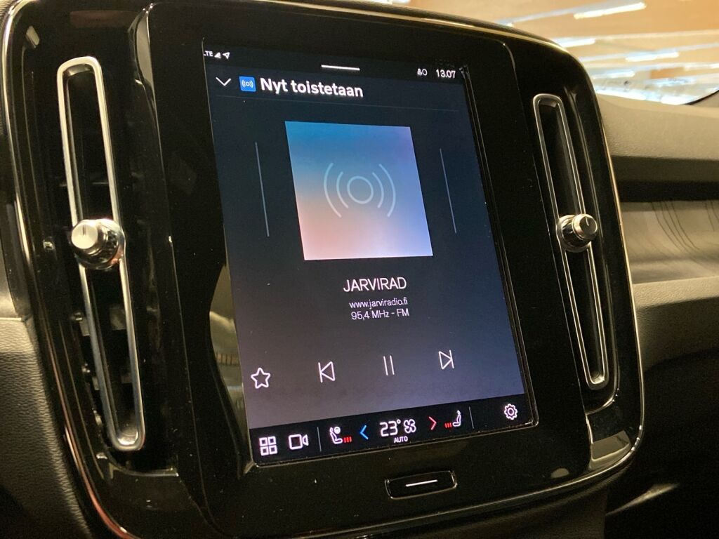 Volvo XC40 2023 Musta