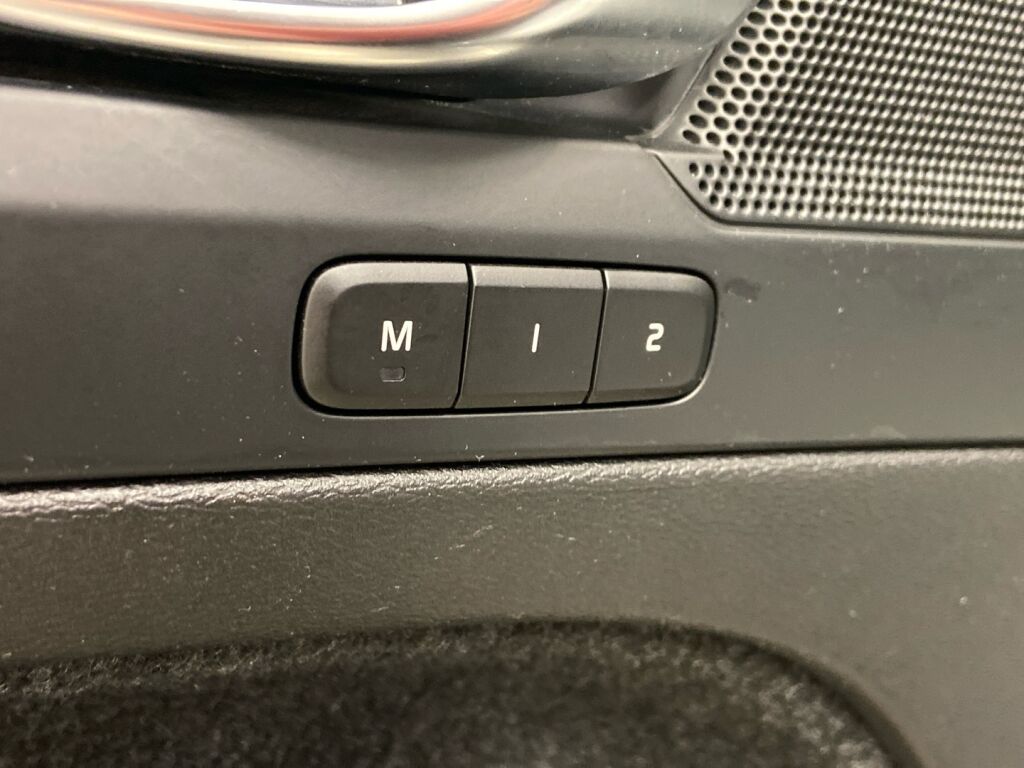 Volvo XC40 2023 Musta