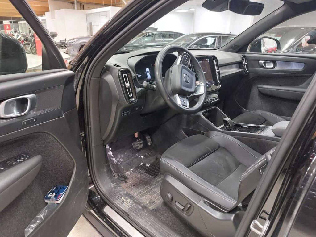 Volvo XC40 2023 Musta