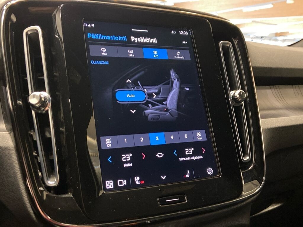 Volvo XC40 2023 Musta