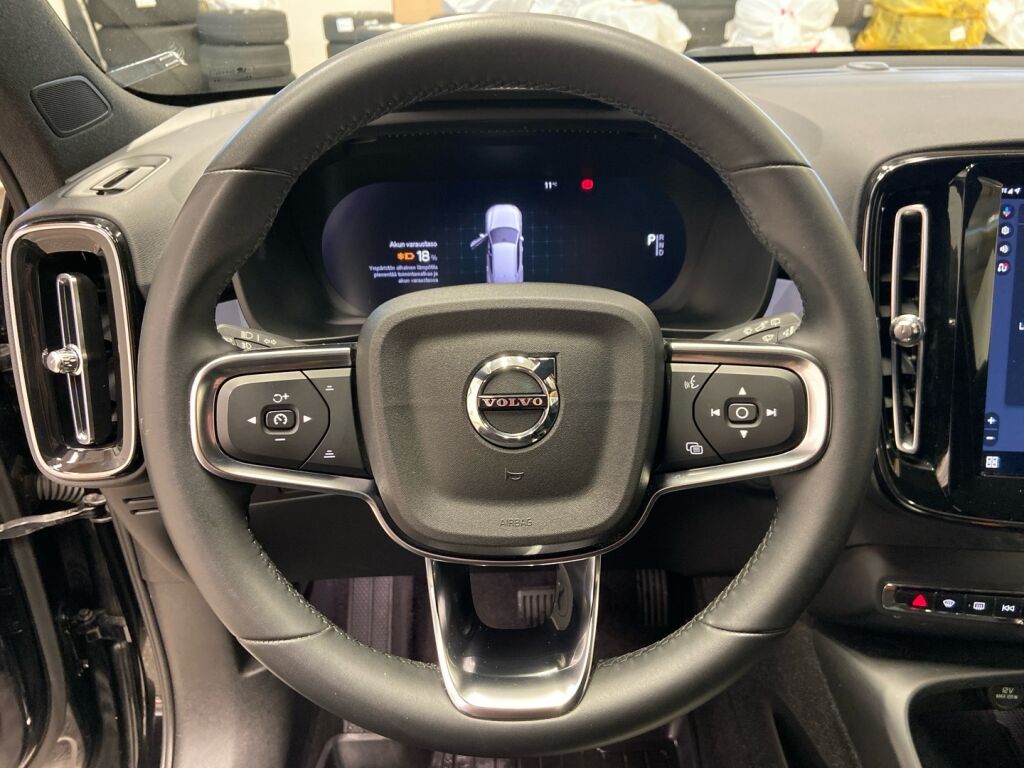 Volvo XC40 2023 Musta